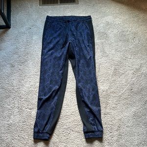 Athleta Brooklyn jogger size 6 super cute snakeskin cobalt and black pattern